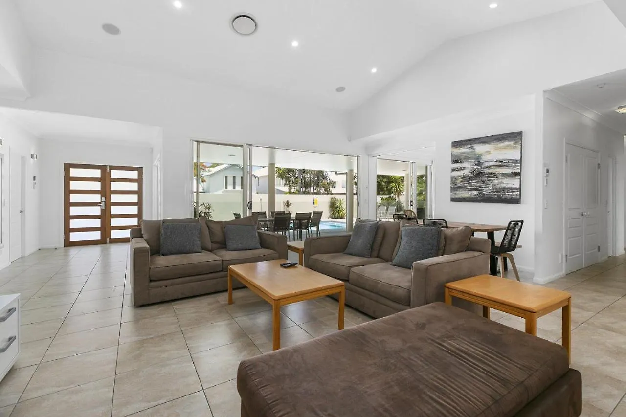 Perfect Family Holiday Home On Noosa Sound - 3 Key Court